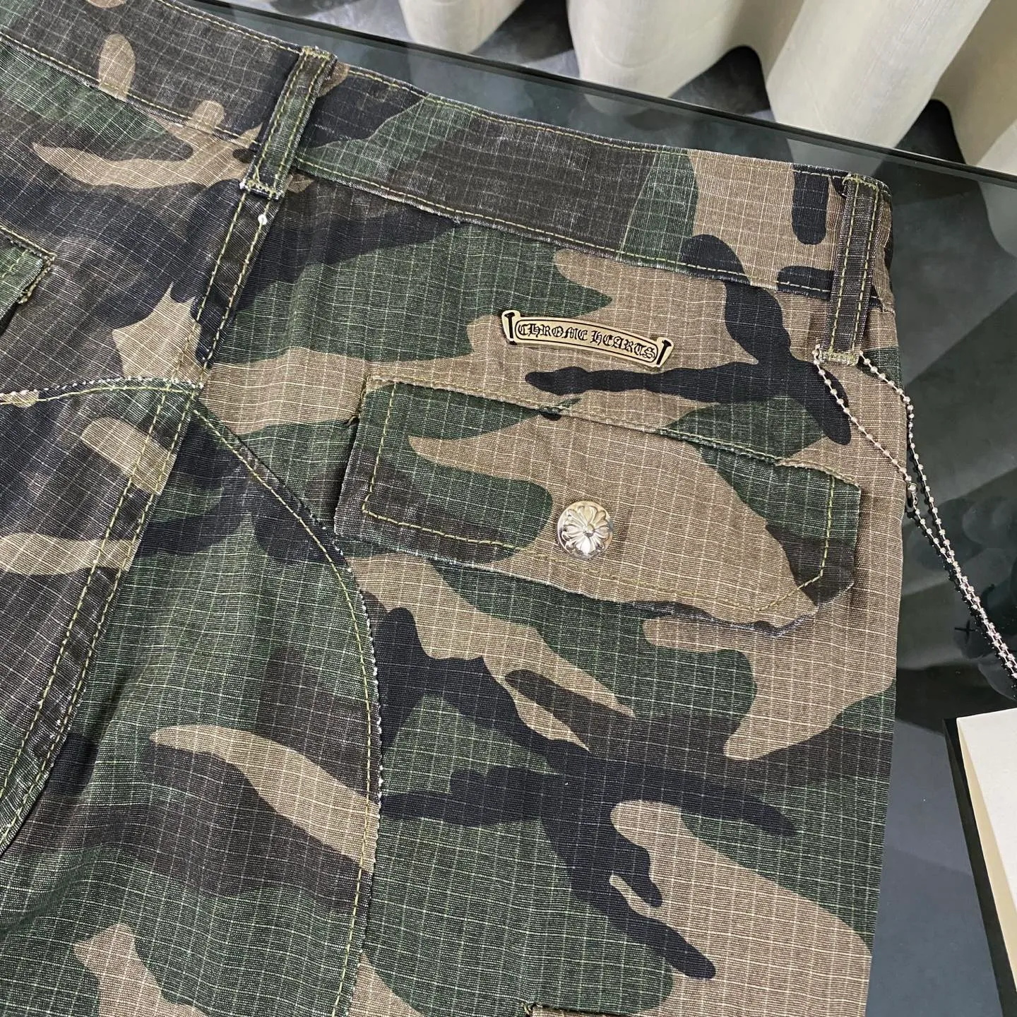 P280 CH Chromehearts camouflage work jeans, priced at 34W level, patchwork cross pattern embellishment, washed jeans! ! An absolutely high-end luxury product, a 1.9W-level god-level single product, a super popular product, made by top heavy industry, a magic weapon that cannot be missed! [About Zangyin] This is an extremely luxurious fashion brand that can also be called the aristocracy of the high street. It has always been an exclusive brand for some hipsters or rich second generations. Compared with ordinary high streets, it is more luxurious and noble. Compared with luxury brands, it is more fashionable and individual. It has always been a brand that I have a special liking for. [Top heavy industry fashion design] Consistently high-street luxury style. Speaking of this style, the Zangyin family and GU family are definitely the leading representative brands. Especially the Zangyin family has really achieved a state-of-the-art effect in creating high-street style. The unique washed material is used to create this style. The color system is already quite eye-catching. After it is decorated with patchwork cross flowers, it cleverly highlights the charm of the brand. Secondly, this style uses classic The high-waist cutting design highlights the long legs and fashionable temperament of the upper body. The brand is highly recognizable and the slim fit configuration is more suitable for daily wear. It is a product that interprets personality, fashion, and specifications at a glance. This single product is enough to make any fan excited. It can be a white T-shirt for a youthful college style, or a tight suspender for a royal style. It has strong matching ability and can be easily controlled by men.  [Materials and craftsmanship] Needless to say, this point goes without saying. As an excellent craftsman brand, Zangyin’s requirements for details and craftsmanship are really perfect. The washed color of this model has gone through so many processes, not to mention the embellishment of denim appliques. It is also purely hand-made and sewn. Just like what they believe in, only hand-made things have soul and have the meaning of wear. A top-notch heavy-duty fashionable denim item, I look forward to your perfect interpretation! !  Color: Camouflage Size: 28-36